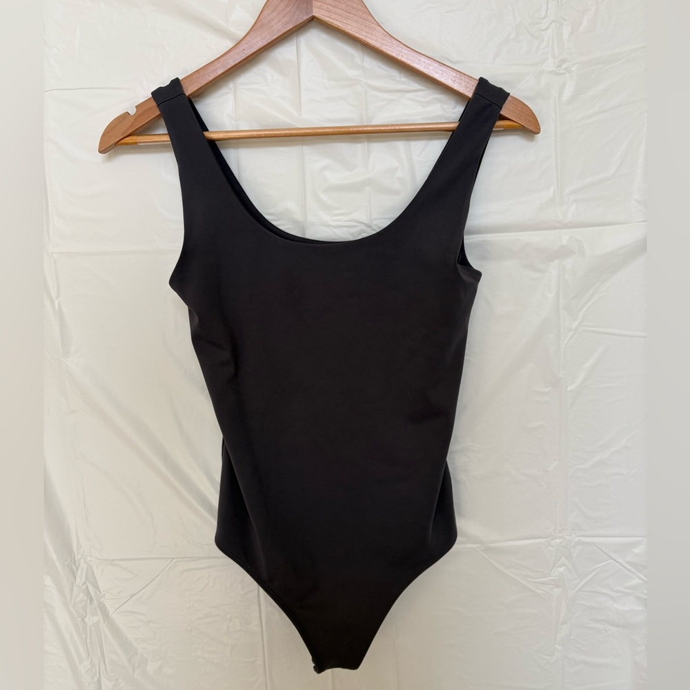 Express Body Contour High Compression Scoop Neck Bodysuit